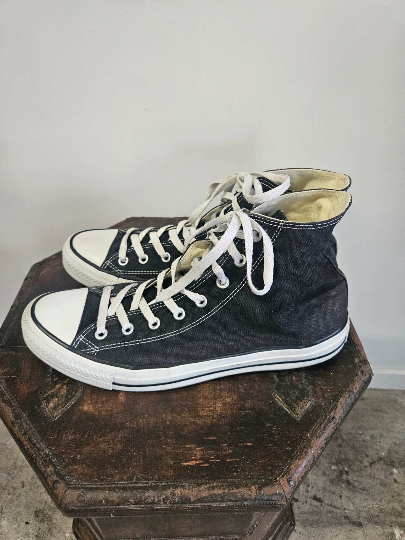 CONVERSE HI TOPS BLACK WHITE SIZE 11US