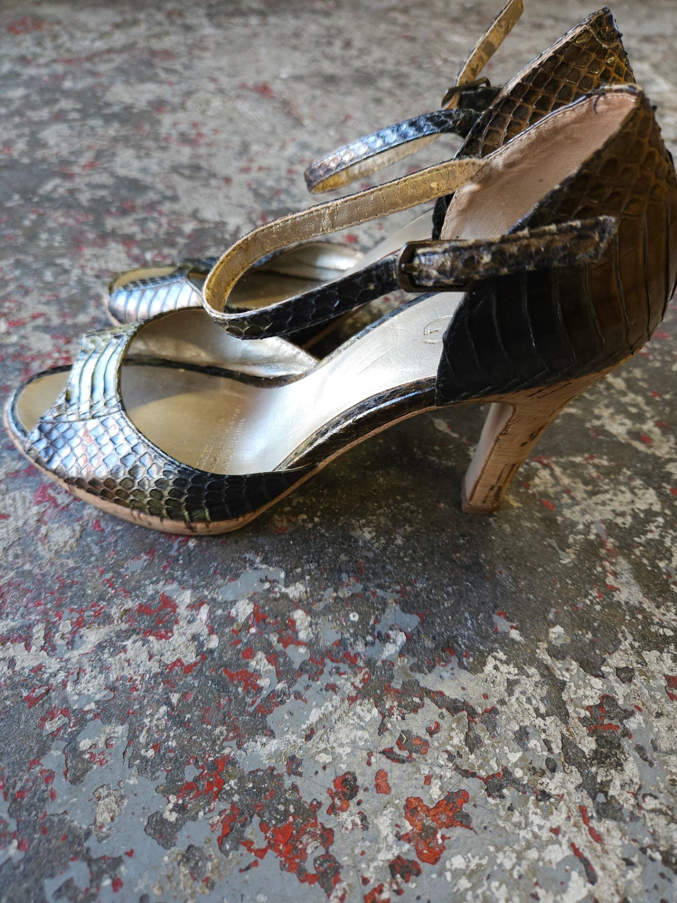 JAG LEATHER HEELS METALLIC SNAKE SIZE 7