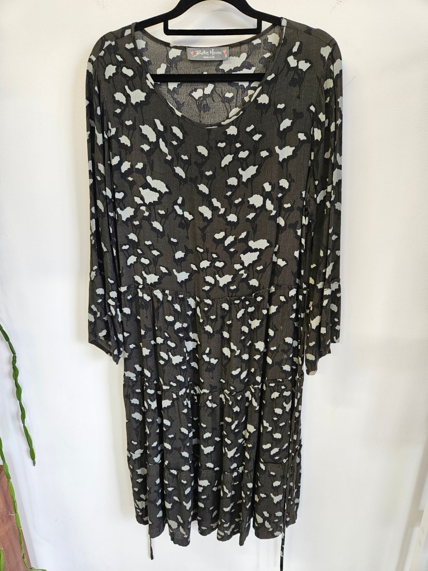 BETTIE MONROE VISCOSE LONG SLEEVE DRESS KHAKI GREY FLORAL SIZE S/M