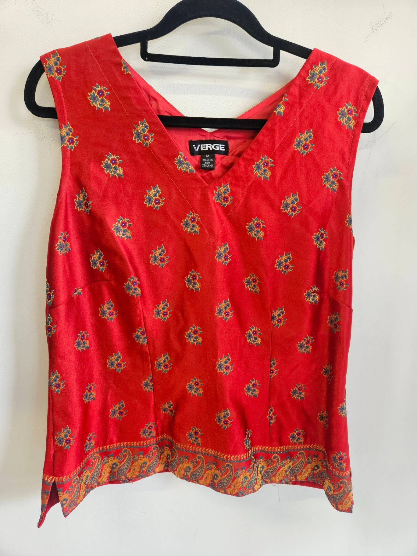 VERGE SATIN SLEEVELESS TOP RED SIZE M