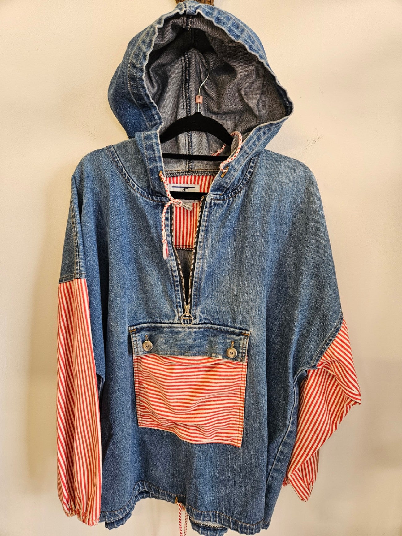 ACCORDIAN DENIM HOODED JACKET BLUE WITH RED STRIPE DETAIL SIZE M