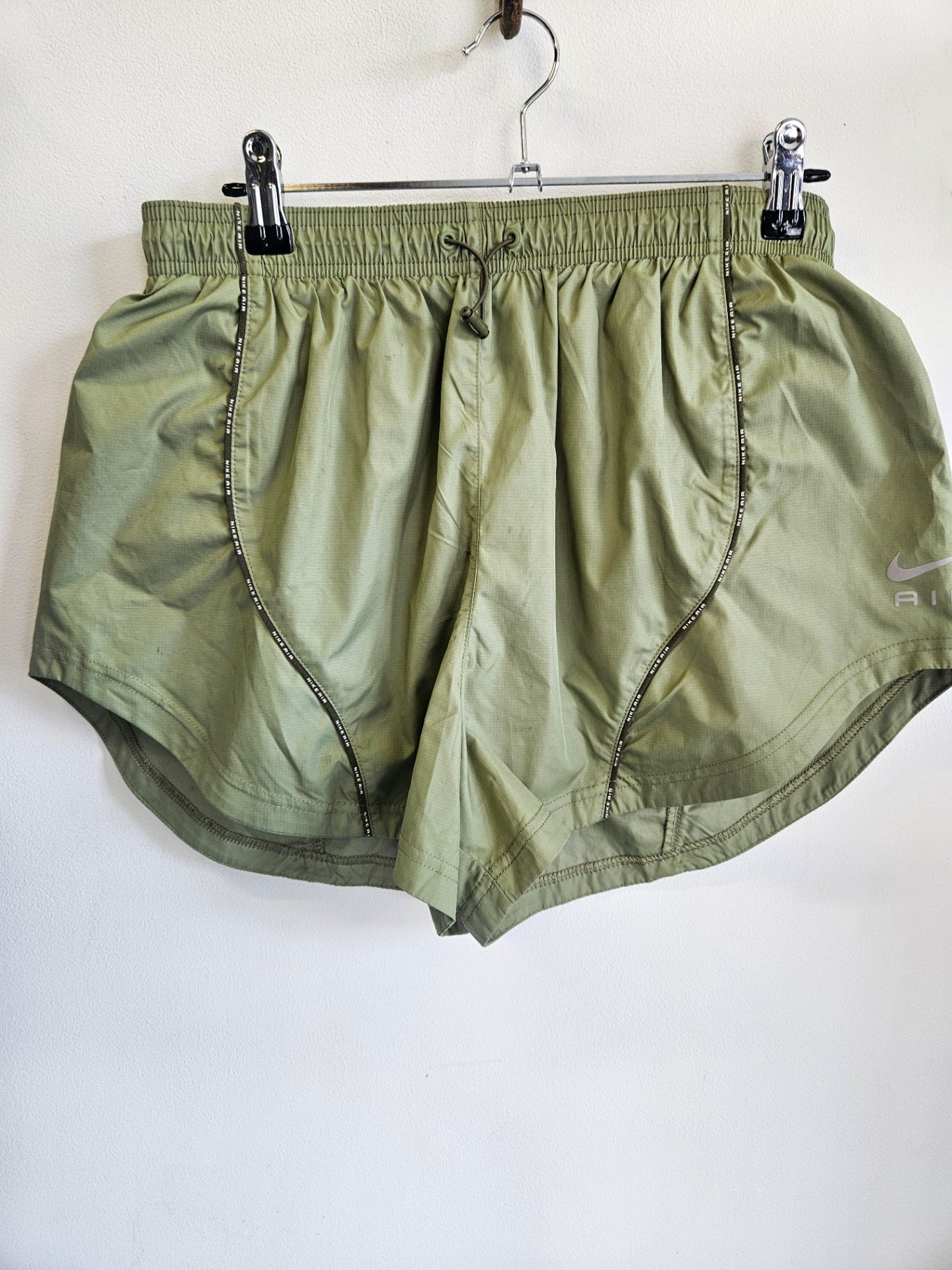 NIKE NYLONG ACTIVE SHORTS OLIVE SIZE M