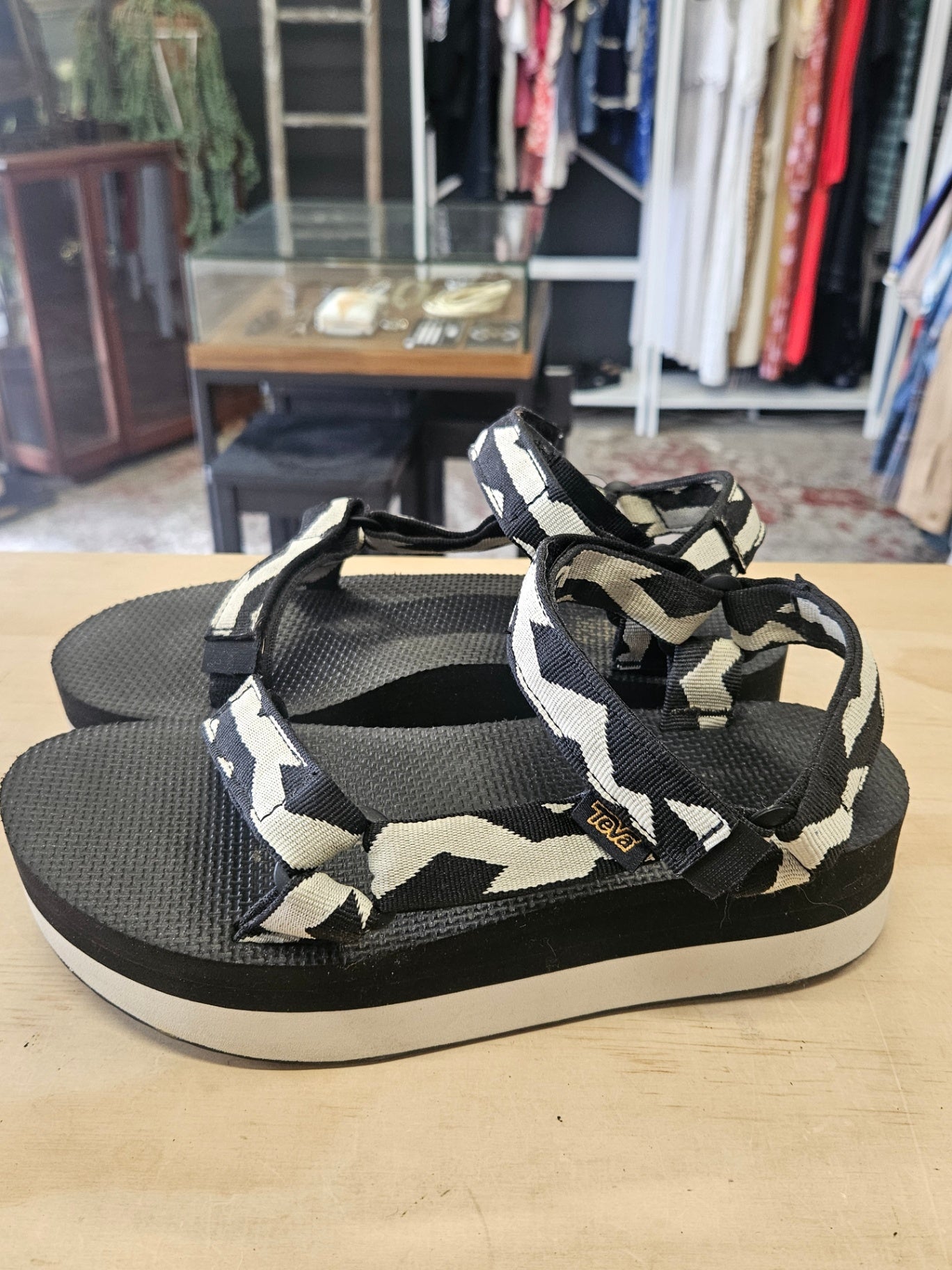 TEVA VELCRO RUBBER NYLON PLATFORM SANDALS BLACK WITH WHITE ZIG ZAG SIZE 8US