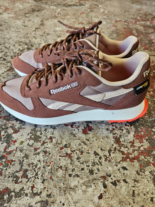 REEBOK SNEAKER SIZE 10.5US