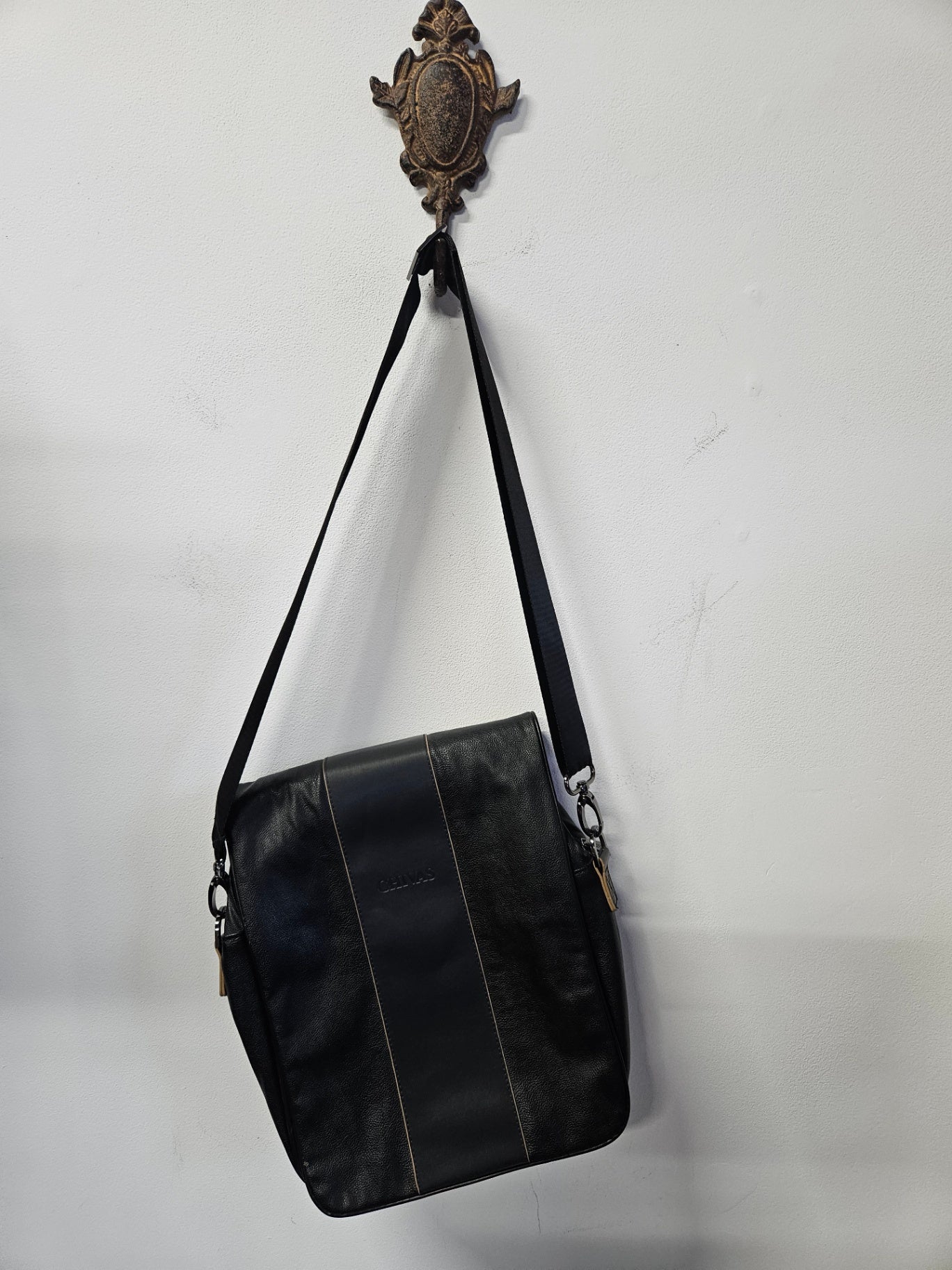 CHIVAS LEATHER LOOK CROSSBODY MANBAG BLACK SIZE