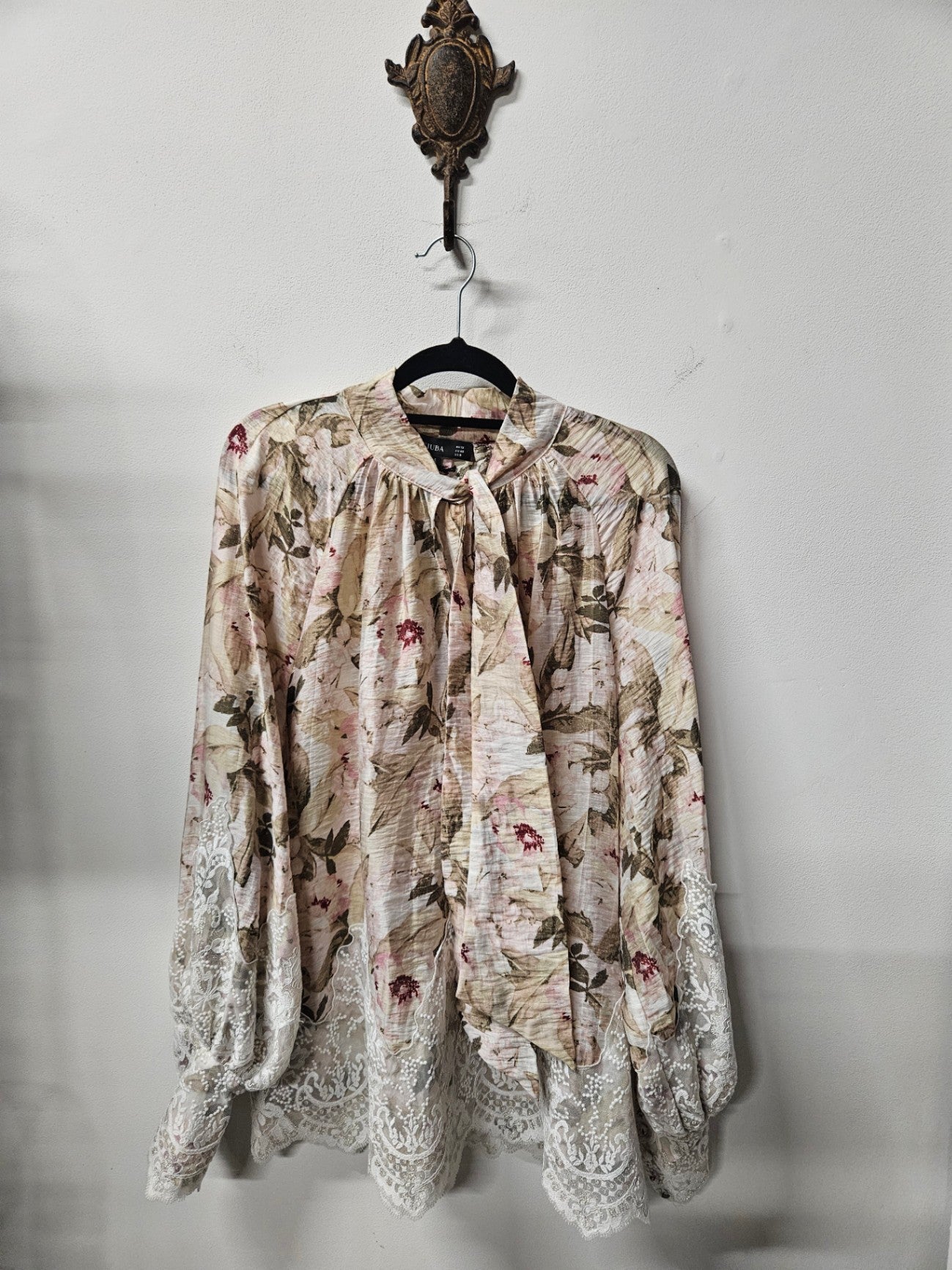 DECJUBA LACE AND POLY LONG SLEEVE TOP PASTEL PINK FLORAL SIZE 12