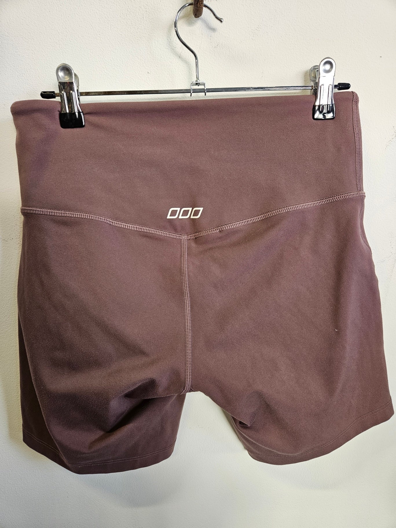 LORNA JANE ACTIVE SHORTS MAUVE SIZE M