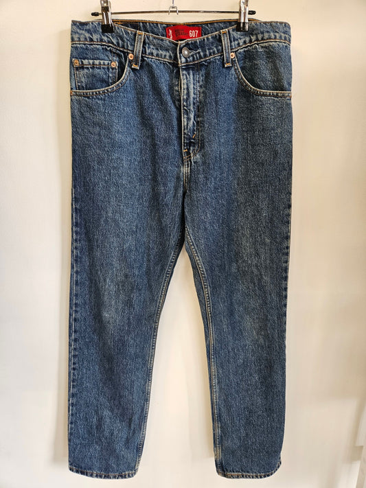 LEVIS DENIM JEANS MID BLUE SIZE 32/30