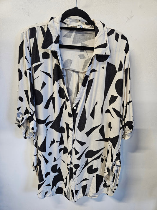 VINE APPAREL COTTON SHORT SLEEVE TOP BLACK WHITE ABSTRACT SIZE M/L