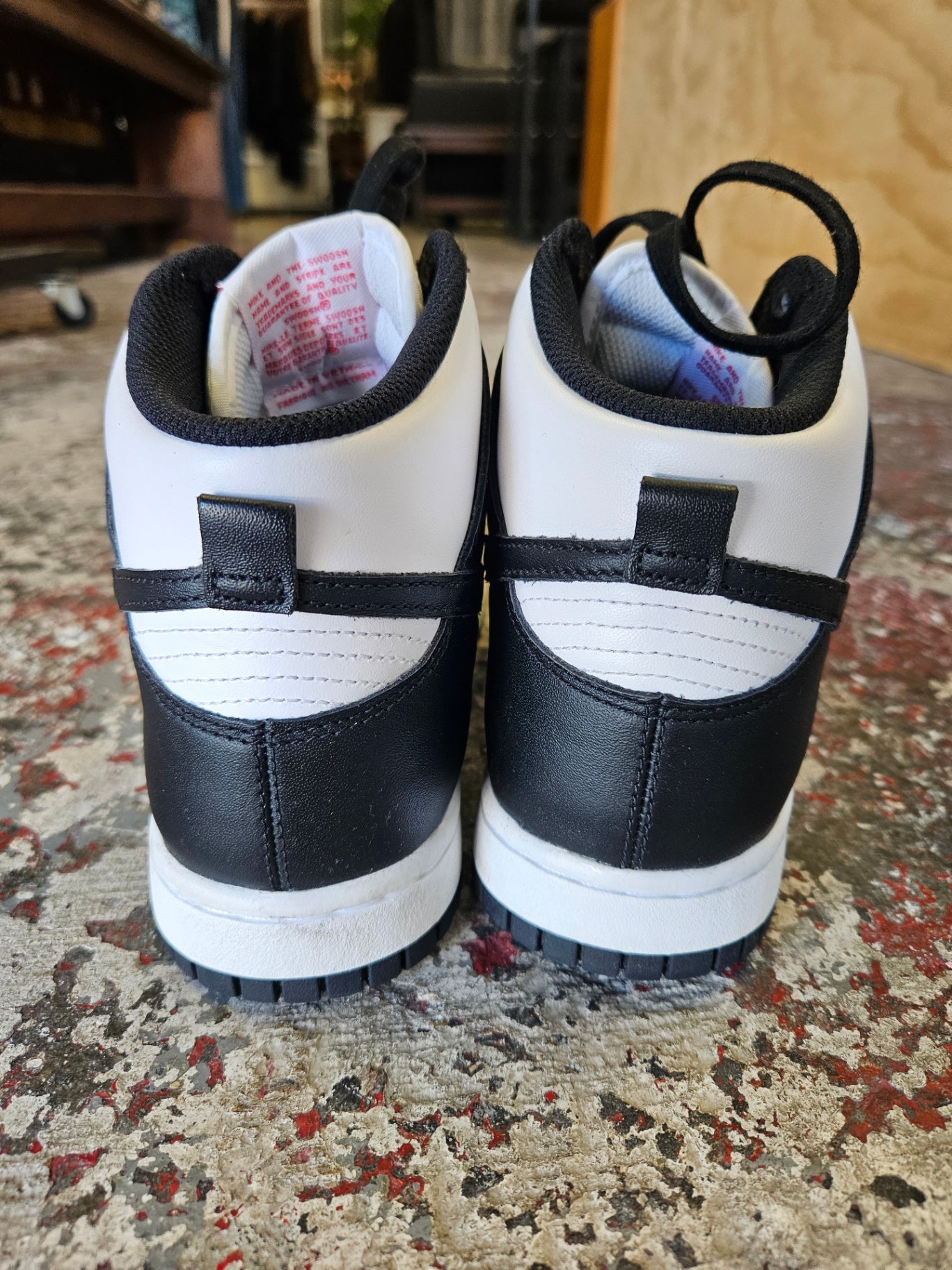 NIKE LEATHER HI TOP SNEAKERS BLACK AND WHITE SIZE 8US