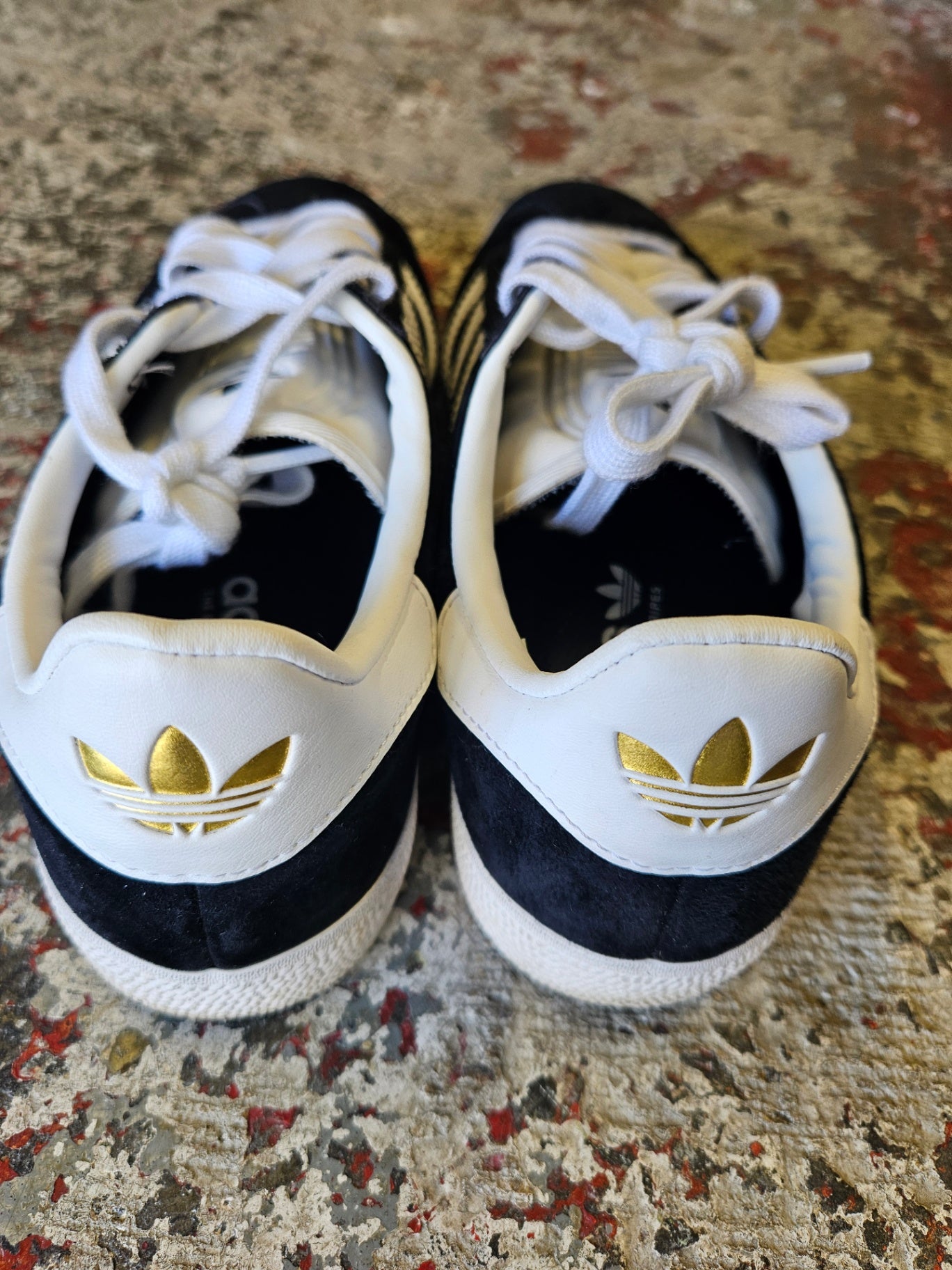 ADIDAS GAZELLE SUEDE SNEAKERS BLACK AND WHITE SIZE 8US