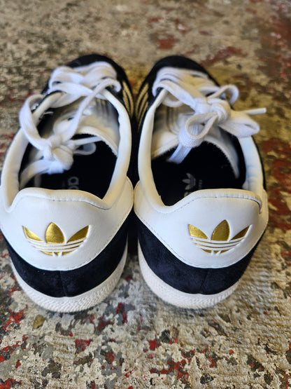 ADIDAS GAZELLE SUEDE SNEAKERS BLACK AND WHITE SIZE 8US