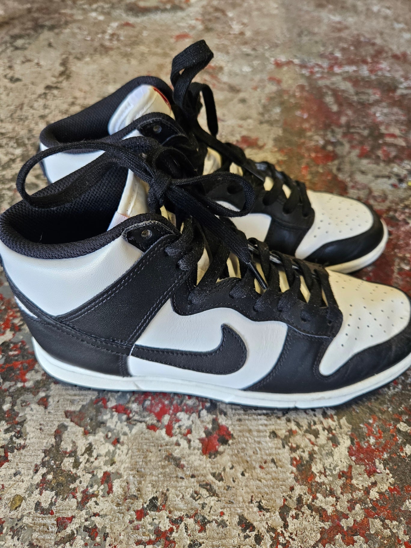 NIKE LEATHER HI TOP SNEAKERS BLACK AND WHITE SIZE 8US