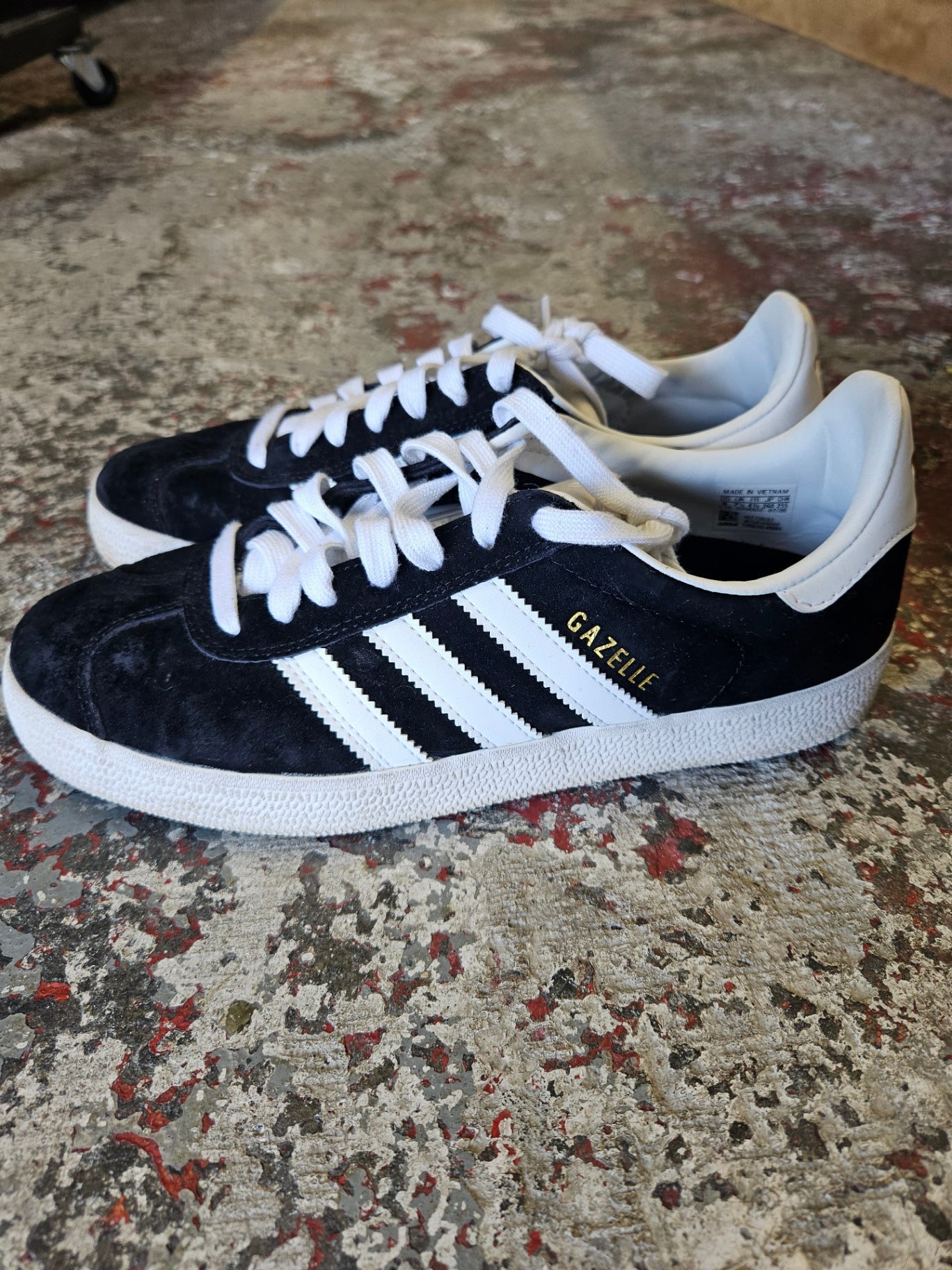 ADIDAS GAZELLE SUEDE SNEAKERS BLACK AND WHITE SIZE 8US