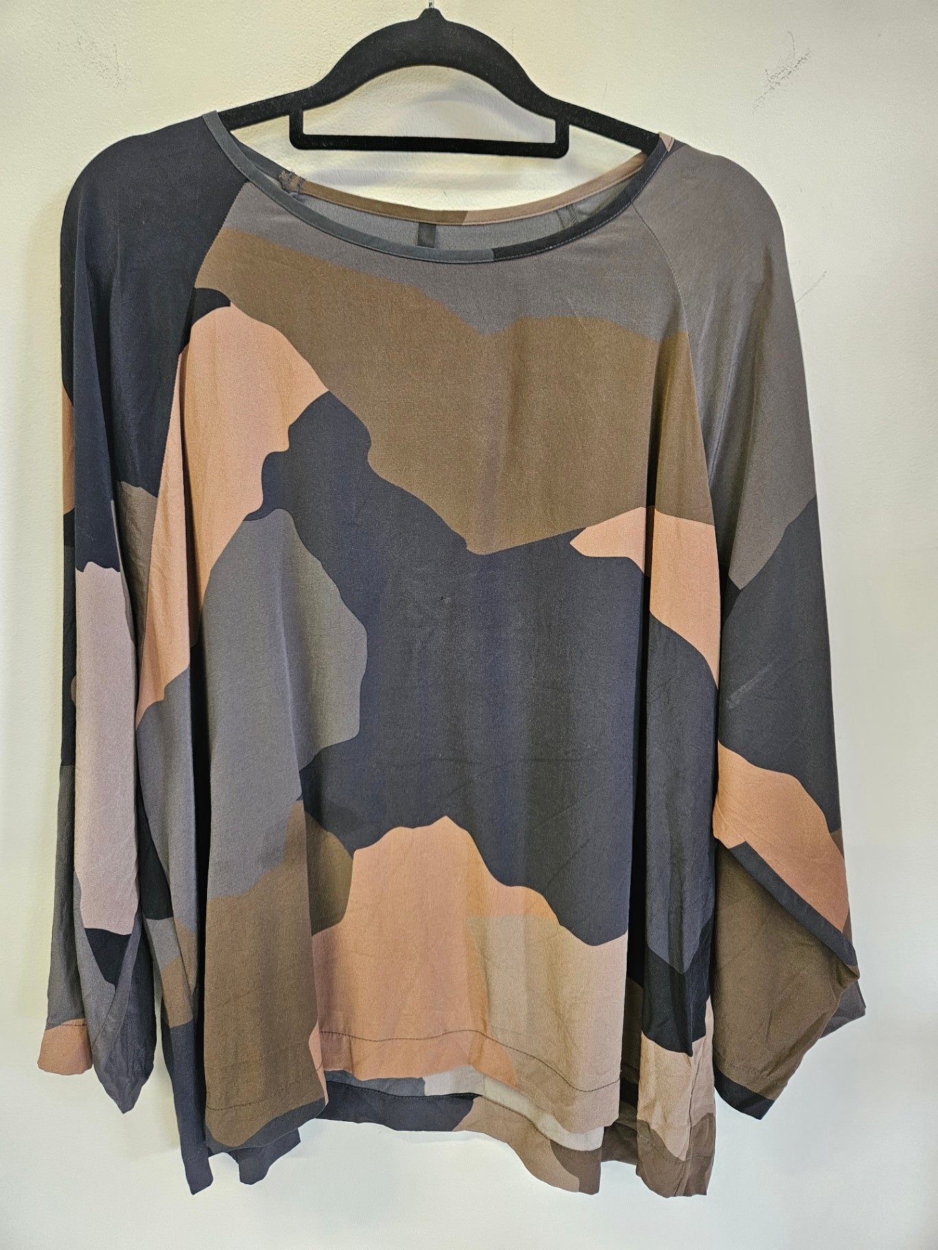 NYNE SILK LONG SLEEVE TOP GREY PINK CAMO SIZE 14
