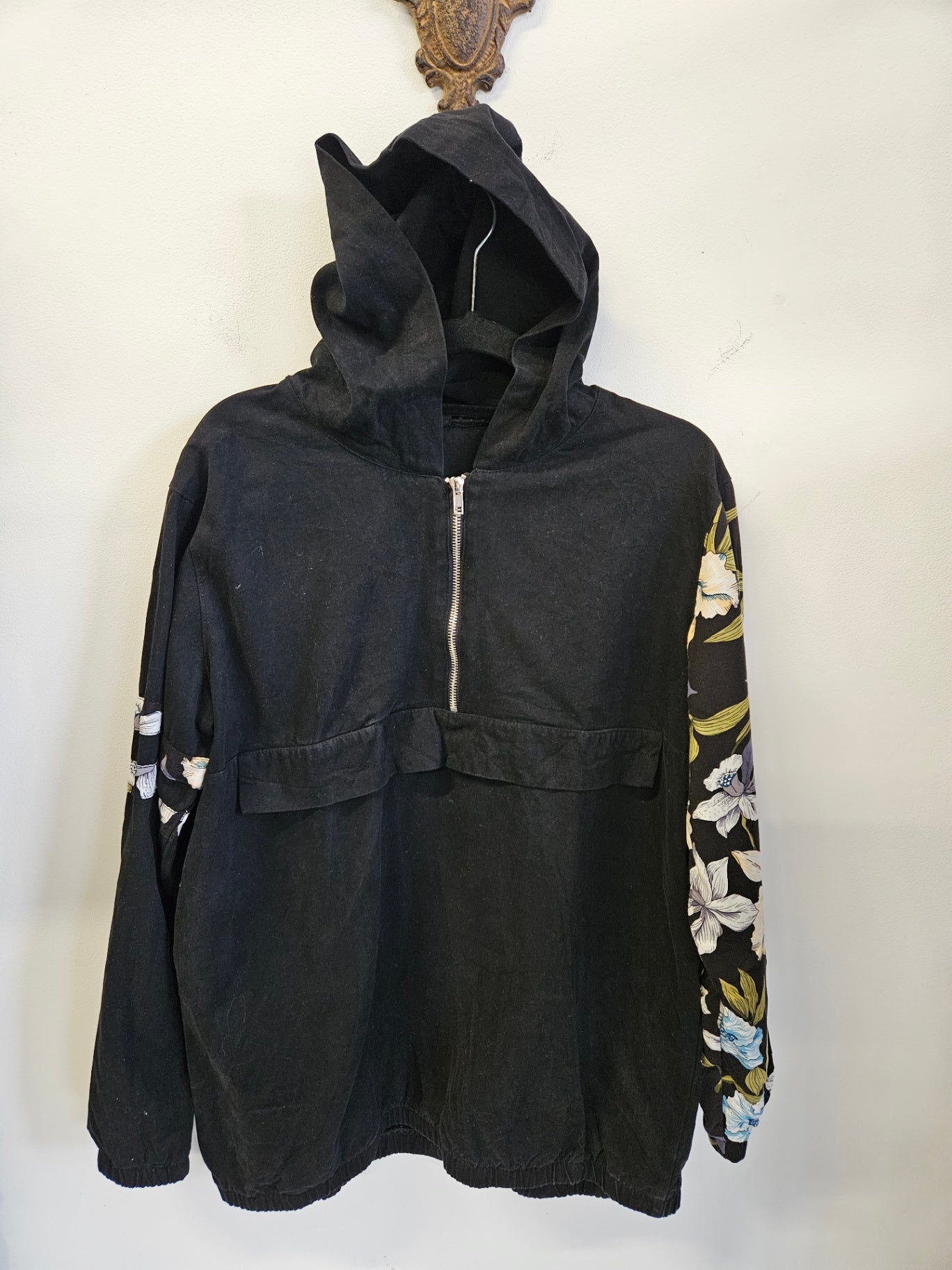 CHINGA COTTON HOODED SWEATSHIRT BLACK FLORAL SLEEVE SIZE M