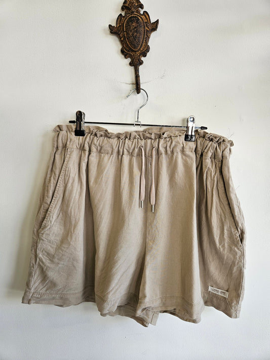 LORNA JANE COTTON SHORTS BEIGE SIZE 12