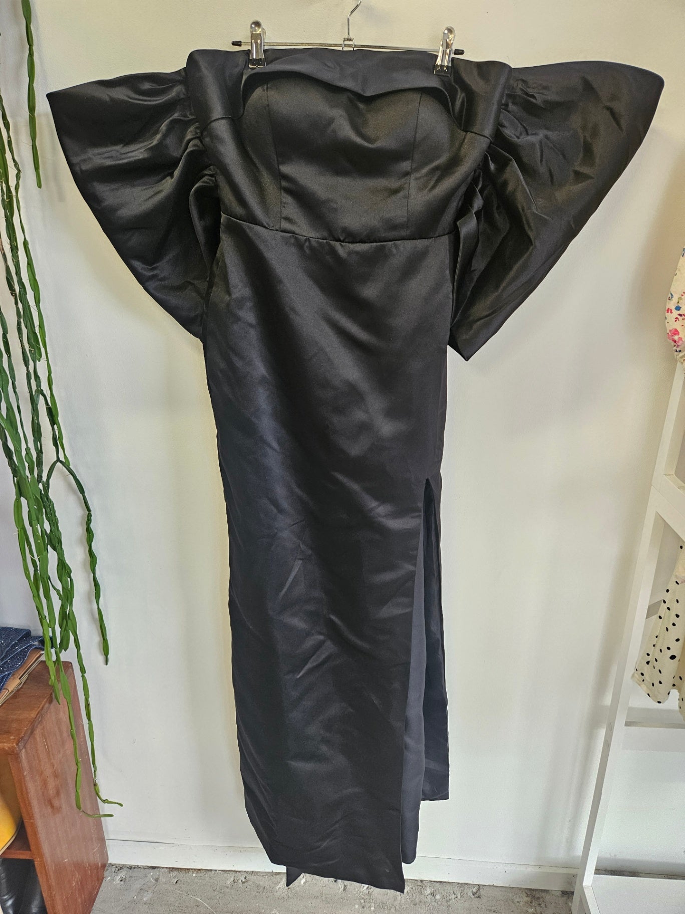UNBRANDED SATIN FORMAL GOWN BLACK SIZE 12