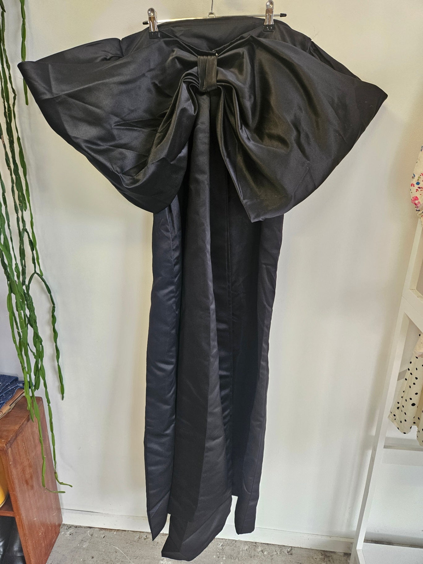 UNBRANDED SATIN FORMAL GOWN BLACK SIZE 12