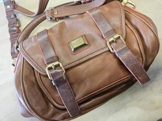 MARC JACOBS LEATHER CROSSBODY BROWN WITH FLURO PINK EDGING SIZE