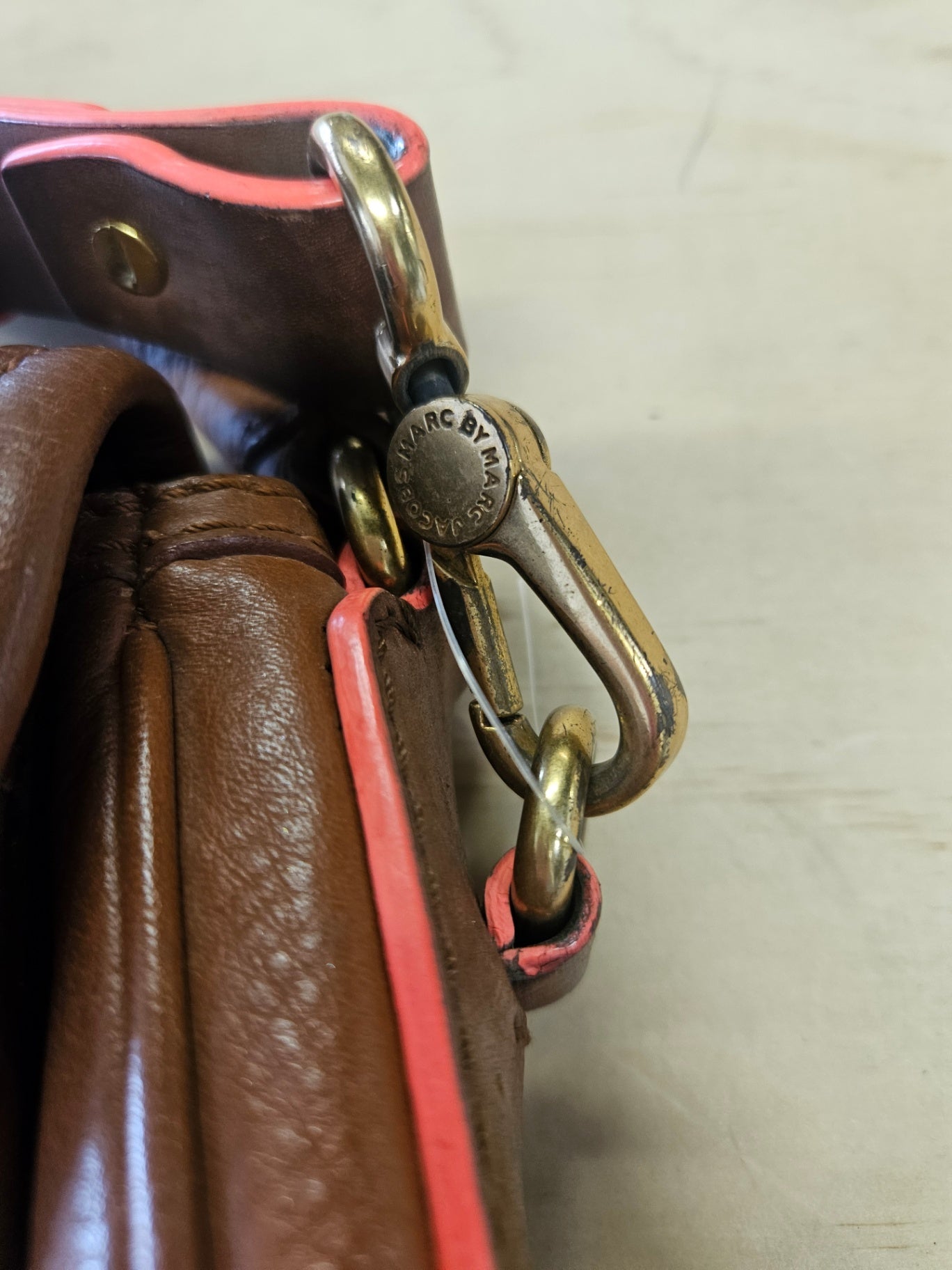 MARC JACOBS LEATHER CROSSBODY BROWN WITH FLURO PINK EDGING SIZE