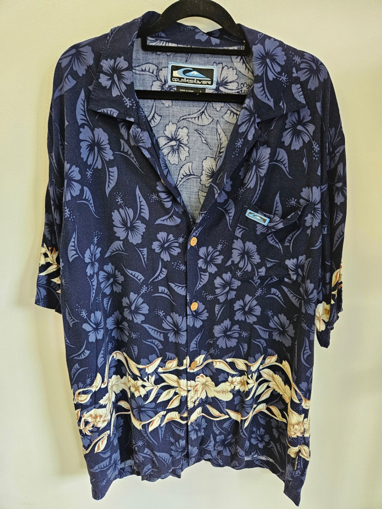 QUIKSILVER RAYON SHIRT Navy Blue with floral pattern SIZE L