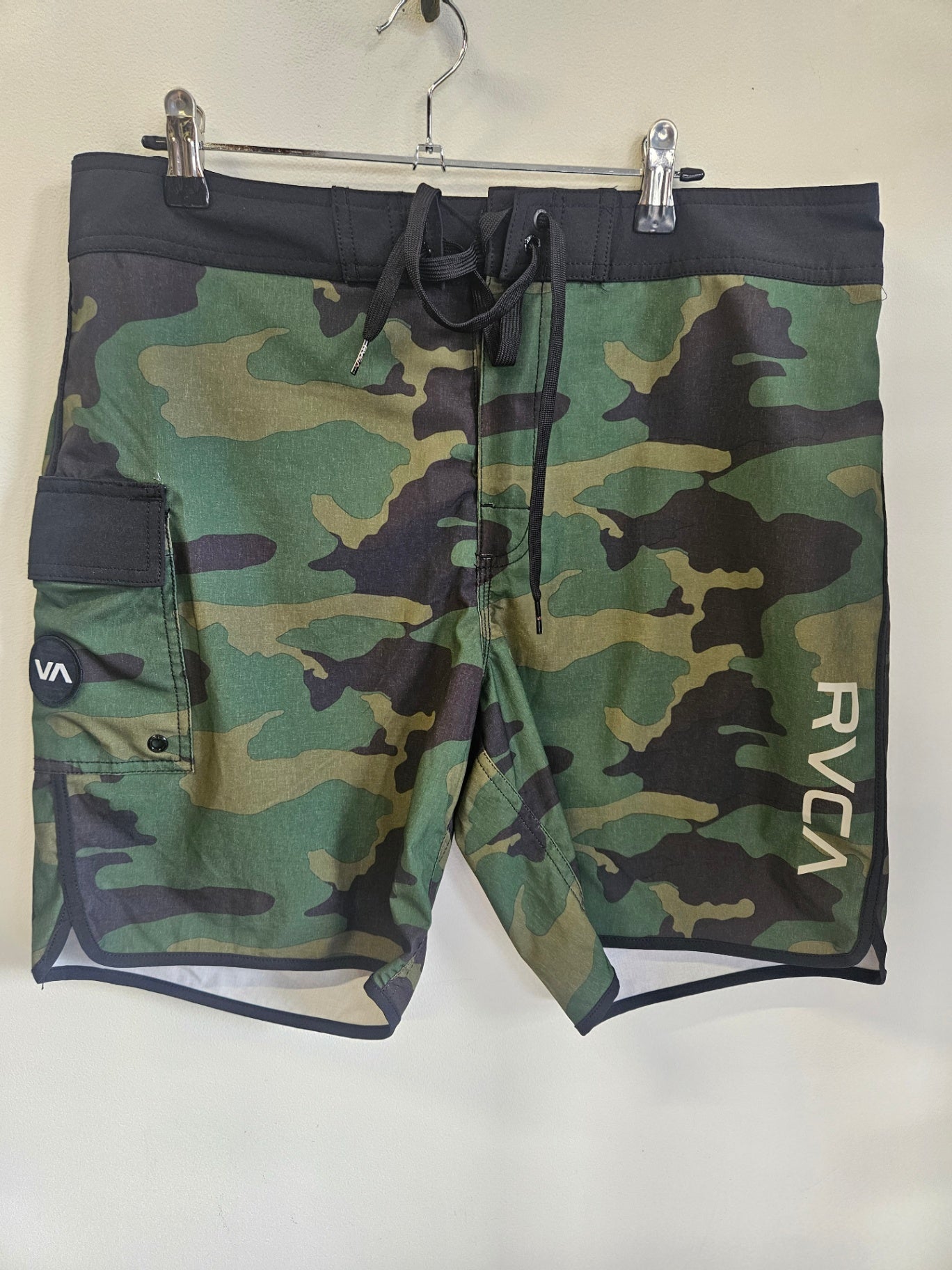 RVCA NYLON SHORTS GREEN CAMO SIZE 34