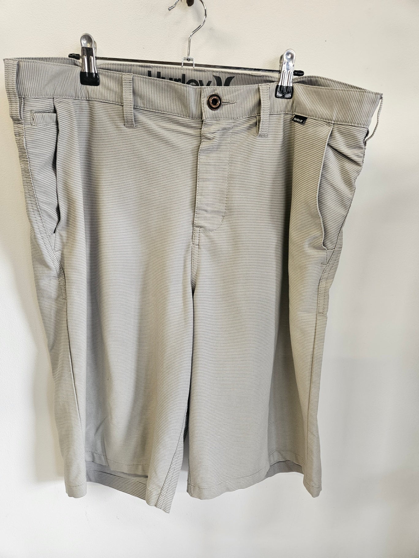 HURLEY SHORTS GREY STRIPE SIZE 34
